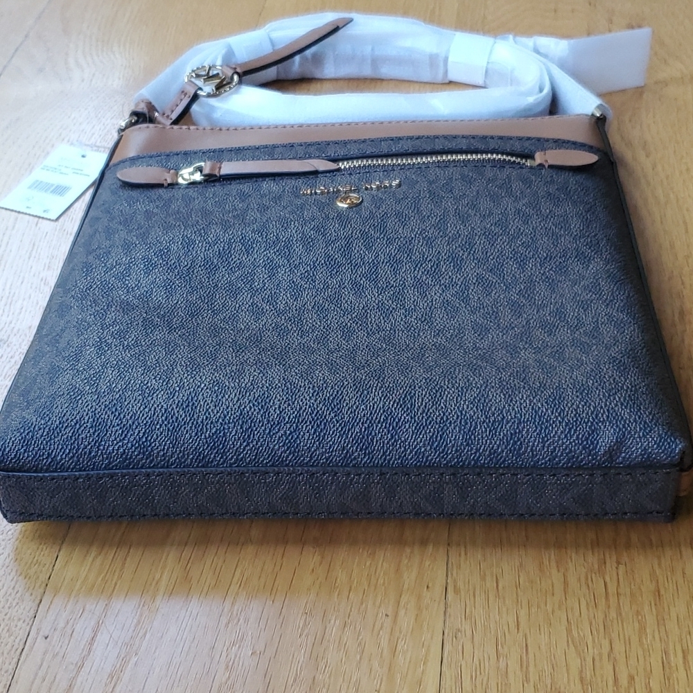Michael Kors Jet Set Charm Signature Crossbody NWT - Picture 3 of 14